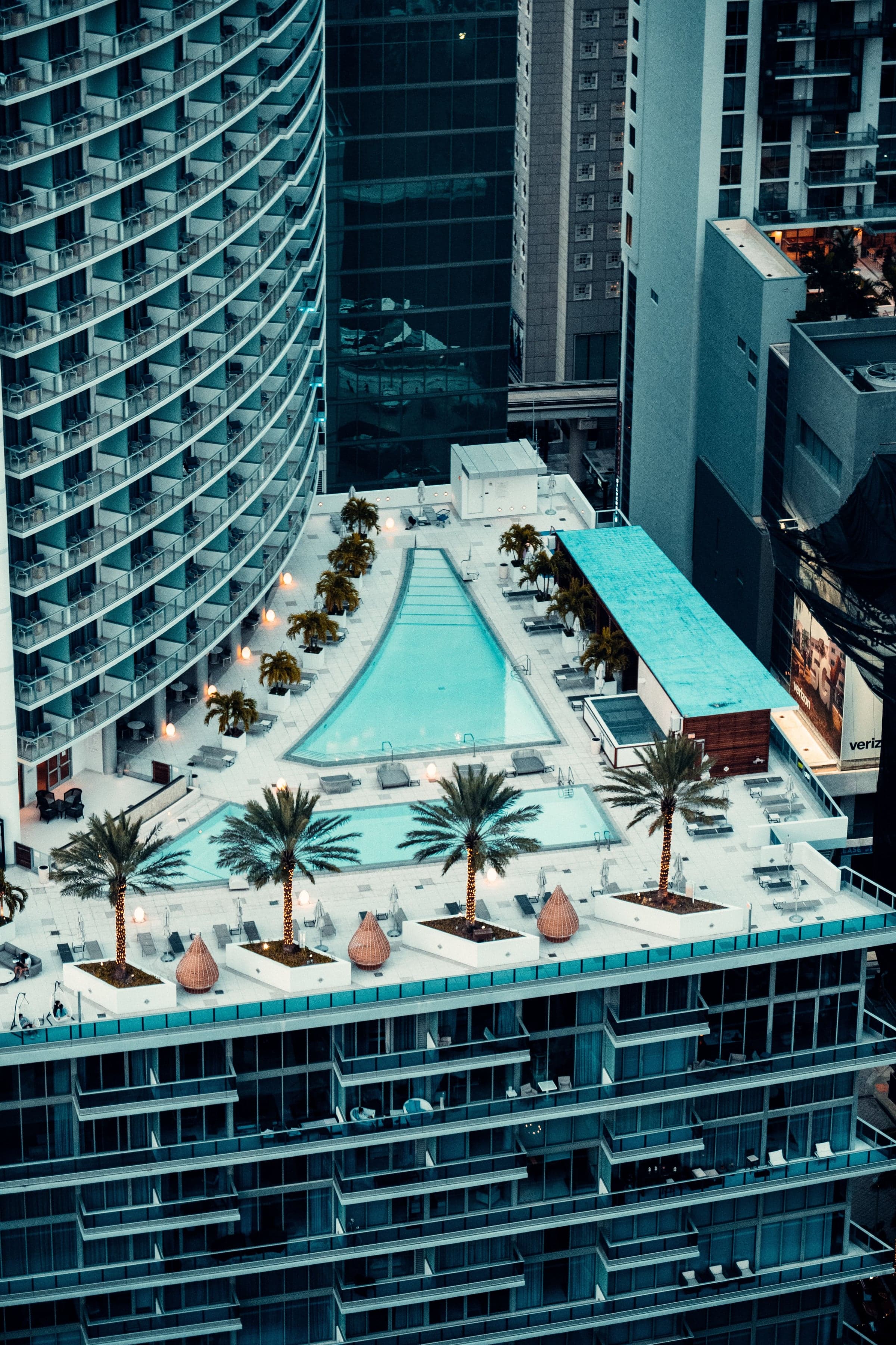 Área de lazer residencial com piscina